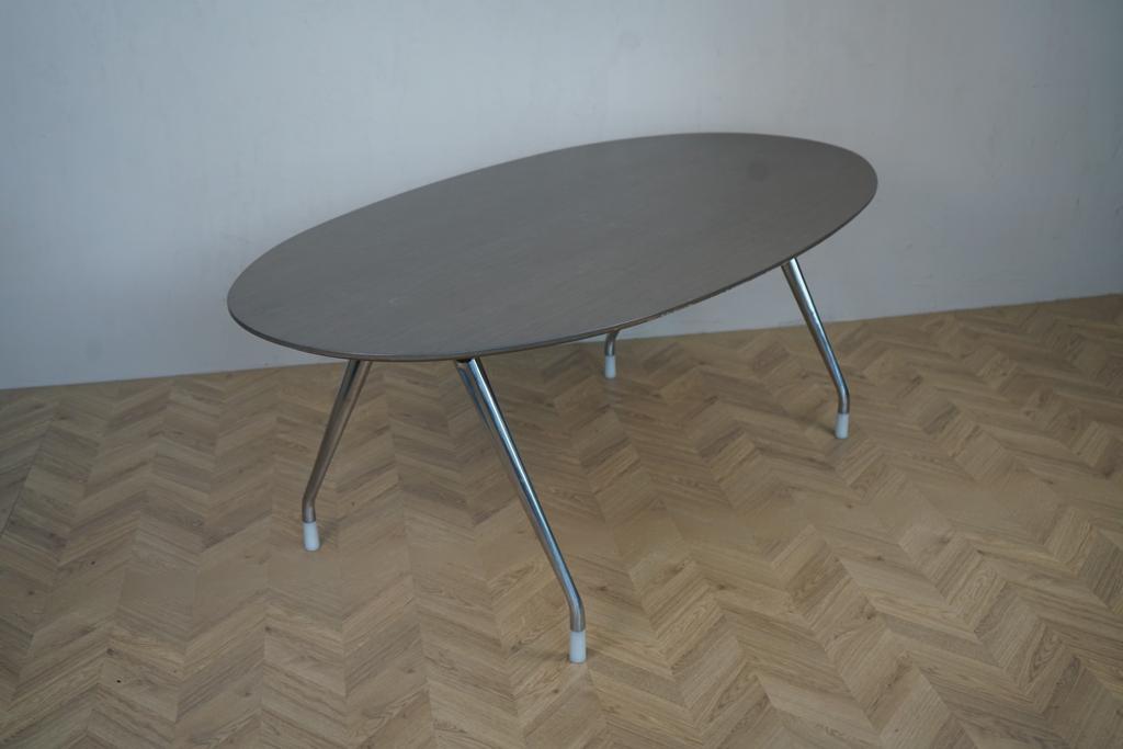 Ovalt mødebord 200x108 cm i valnød med forkromede ben – set skråt forfra